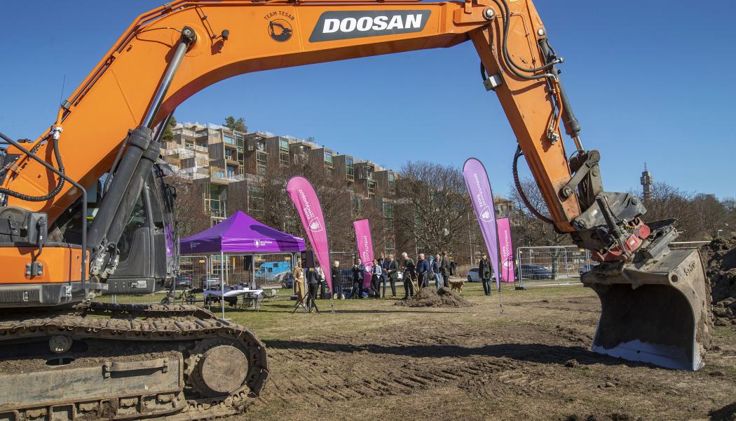 De två nya hybridgräsplaner som anläggs på Gärdet i Stockholm är unika eftersom de blir Stockholms första hybridgräsplaner. Fotbollsplanerna kommer i huvudsak att användas av lag som befinner sig i de lägre divisionerna.