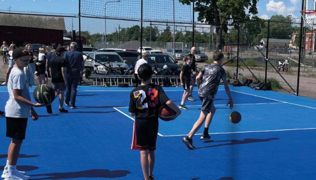 På multisportarenan vid Arvika Idrottscenter, som invigdes sommaren 2021,finns bland annat en uppskattad streetbasketplan. Foto: Bergo Flooring
