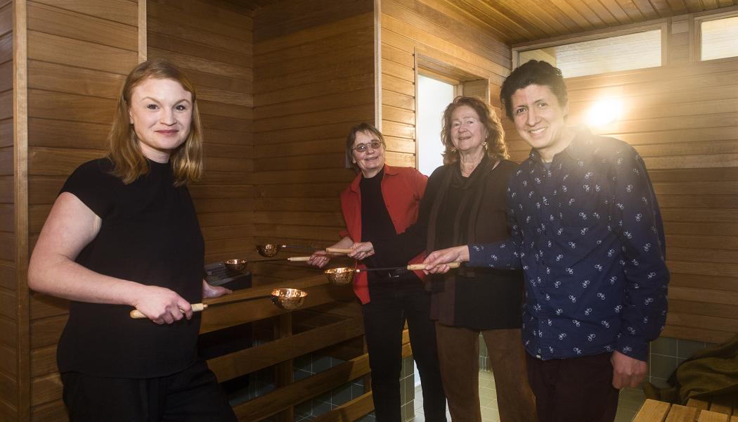 Den nya bastun är ett efterlängtat tillskott till Flatenbadet. FV: Clara Lindblom, fastighetsborgarråd, Cecilia Obermüller, ordförande för Skarpnäcks stadsdelsnämnd, Ewa Larsson, tidigare ordförande för Skarpnäcks stadsdelsnämnd och Ernesto Garcia, ordförande i Flatens bastuförening. Foto: Stockholms stad