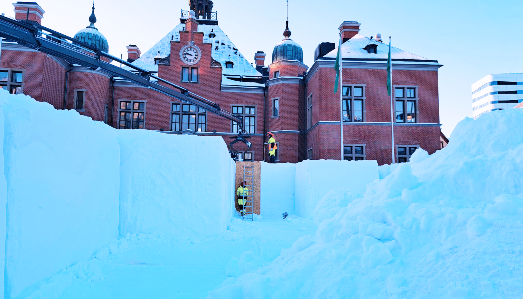 Olov Martling och Sofia Morén, parkdrift på Gator och parker, kämpar på med att bygga snöborgen i 20 minusgrader. Foto: Umeå kommun
