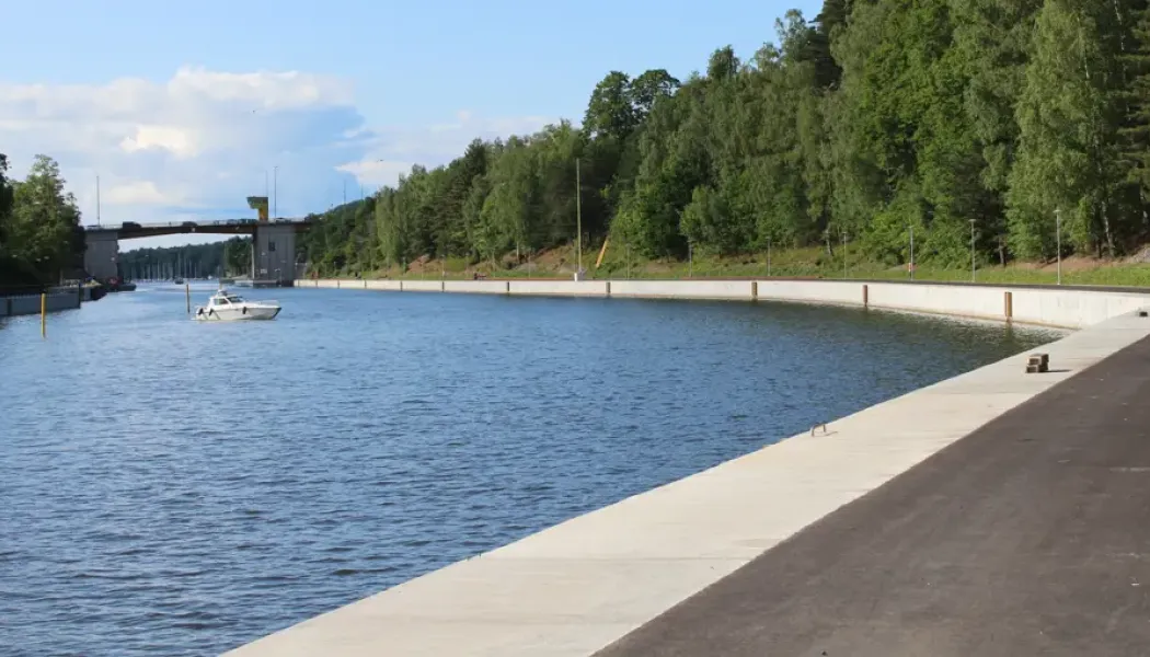 Promenadvägen på nordöstra sidan av kanalen, norr och söder om Mälarbron öppnas nu permanent. Foto: Trafikverket