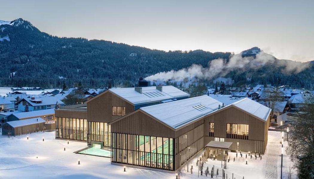 Therme Oberstdorf i Bayern kombinerar alpinsk arkitektur med moderna materialval. Photo credit: @agrob-buchtal.de / David Matthiessen