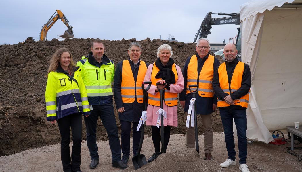Maria Almesåker, Tekniska verken (Styrelseordförande), Conny Udd – Tekniska verken (VD och koncernchef), Niklas Borg, Kristina Edlund, Peter Vestberg – Lejonfastigheter (Styrelseordförande) samt Micael Antamo – Lejonfastigheter (VD). Foto: Lejonfastigheter