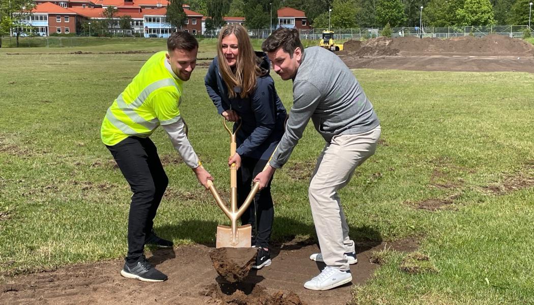Det första spadtaget togs gemensamt av Frida Nilsson, Robert Halvarsson och projektledaren Durim Selmani från Gräsmiljö Sverige AB. Foto: Karlstads kommun