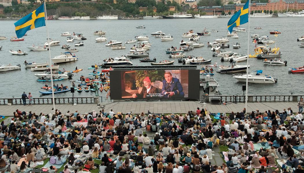 Filmen projicerades på en dubbelsidig duk intill Stadshuset. Foto: Christina Gaharia