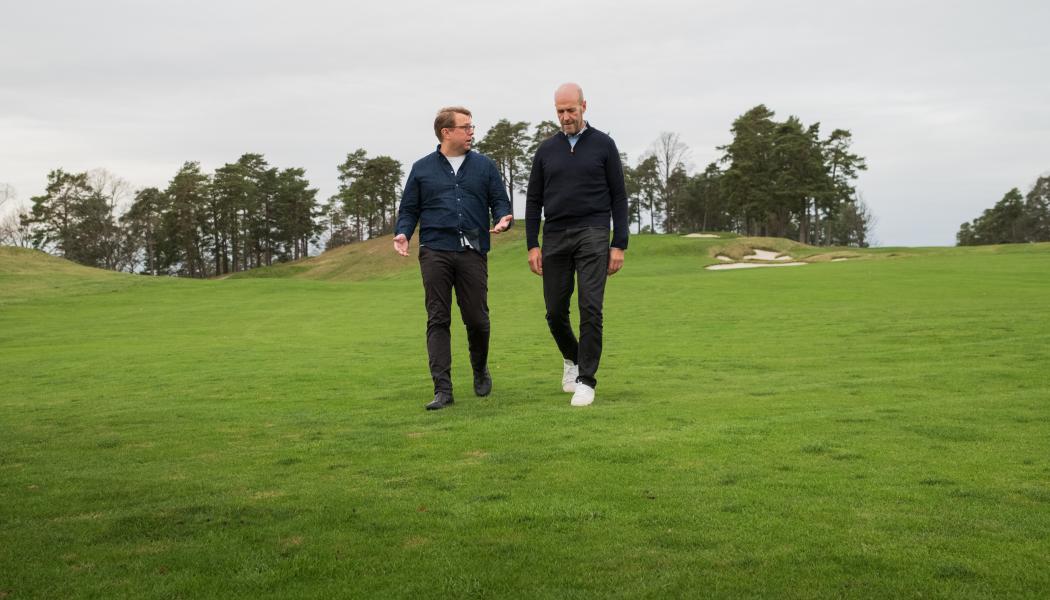Henrik Ahlin, grundare och VD på Sweetspot (t.h.) och Gunnar Håkansson, generalsekreterare på Svenska Golfförbundet (t.v.) är överens om vart golfen är på väg. Svenska Golfförbundet. Foto: Svenska Golfförbundet