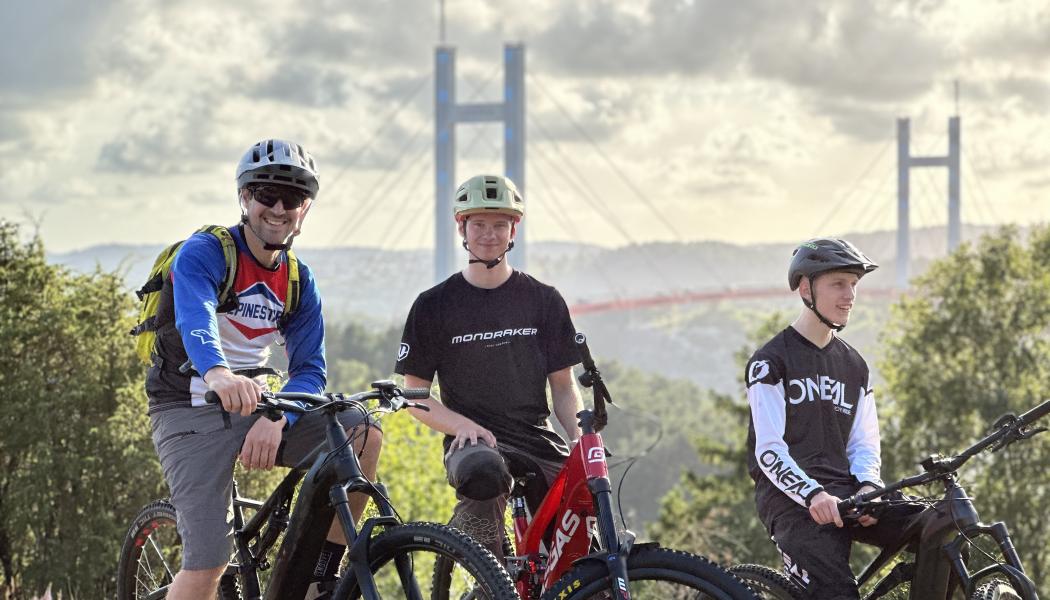 Utsikt över Tjörnbron från en mountainbike. Foto: Tjörnbro Arena