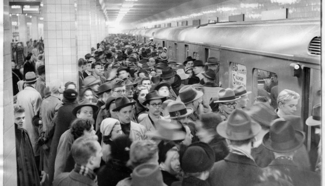 Tunnelbanan Slussen, på invigningsdagen den 1 oktober 1950. Här trängs stockholmarna på tunnelbanestationen Kungsgatan. Många ville provåka den nya västra tunnelbanelinjen på invigningsdagen 26 oktober 1952. Nya linjen, linje 11, gick från Kungsgatan (nuvarande Hötorget) till Vällingby. Linjen ersattes november 1957 av linjerna 18 och 19. Men fick nytt liv april 1958 när linje 11 började trafikera Odenplan – Hammarbyhöjden. Fotograf: Okänd
