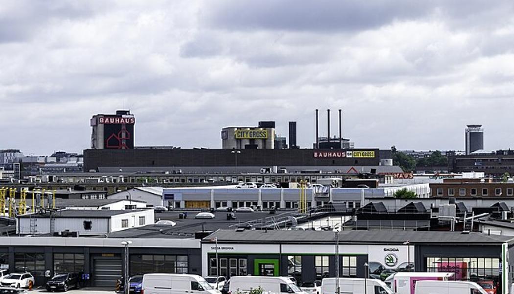 Här i Ulvsunda industriområde kommer en ny idrottsarena att växa upp. Bild från området år 2023, Foto: Bene Riobó/Wikimedia Commons