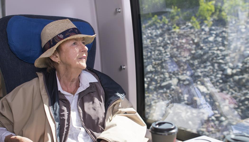 Pensionär på tåg. Foto: Vy