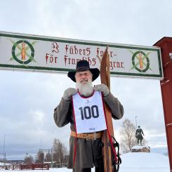 Startplatserna till det 100:e Vasaloppet 2024 släpps när första åkare i årets Vasalopp passerar Mångsbodarna. Foto: Vasaloppet