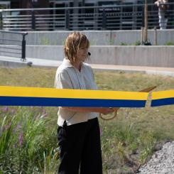Eva Ullberg, kommunstyrelsens ordförande i Järfälla, inviger Å-rummet genom att klippa bandet. Foto: Järfälla Kommun