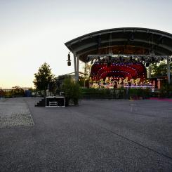 Stina Stjernkvist/TT: Skansen är sig inte likt och "Allsång på Skansen" görs i år utan publik. Det annars så populära besöksmålet har drabbats hårt under coronapandemin och varslar nu 15 procent av arbetsstyrkan om uppsägning.