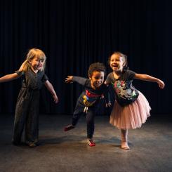 Alla får dansa! Barn och familj blir en viktig målgrupp i det nya Dansmuseets danslekvärld. Öva balans, snurr, takt och mycket annat. Sätt fart både på kroppen och huvudet! Foto: Johannes Hjorth