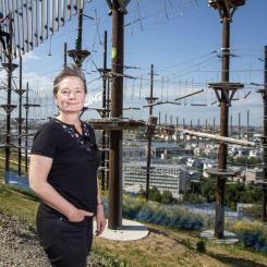 Klätterparken i Hammarbybacken som är belägen cirka 65 meter upp är nu nominerad till årets Träskyddspris. Trä är ett fantastiskt material, konstaterar Cecilia Obermüller som är ordförande Stadsdelsnämnden i Skarpnäck i Stockholms stad. Foto: Anna Simonsson