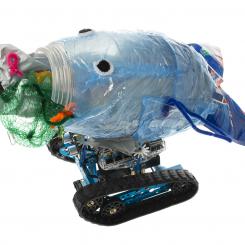 Foto: Valen är tillverkad av upphittad plast och programmerad för att röra på sig. Foto: Tekniska Museet