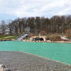Midgårdsbadets utedel för sommaren. Inför den här säsongen har reningssystemet uppdaterats med den senaste tekniken. Foto: Sigtuna kommun