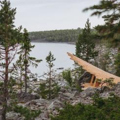 Vindskyddet "Stranded" som är placerat längs Höga kusten-leden. Foto: Arknat