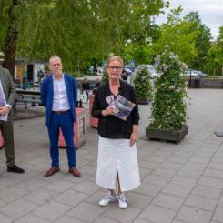 Pia Karlsson, projektledare för Levande Stockholm på trafikkontoret i Stockholms stad, invigningstalar. Foto: Lennart Johansson