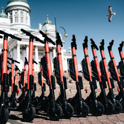 Bestämda parkeringsplatser skapar ordning på sparkcyklelkaoset. Foto: Voi