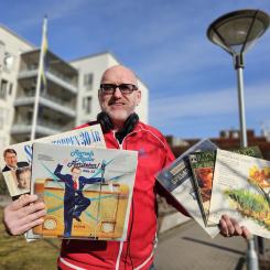 Aktivitetssamordnaren Scot James laddar upp med skivor till kaffet. Foto: Daniel Jansson, Upplands Väsby kommun