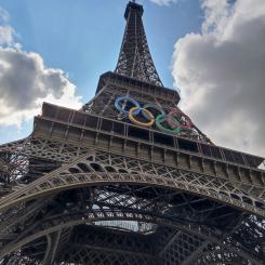 Armand Duplantis försvarade sitt OS-guld och förbättrade sitt eget världsrekord på OS i Paris. Foto: Amada MA/Unsplash