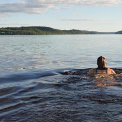Bad i sommarsjö. Foto: Havs- och vattenmyndigheten