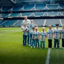 Janne Andersson och delar av Barncancerfondens fotbollslag på Friends Arena. Foto: Barncancerfonden