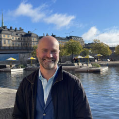 Lars Strömgren vid Munkbrohamnen i Stockholm. Fotog: Miljöpartiet i Stockholms stad