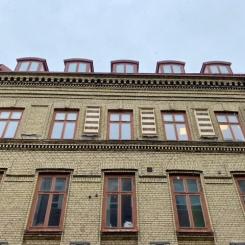 Nu har några av Wallenstams minsta hyresgäster precis flyttat in i sina bihotell på Södra Larmgatan i Göteborg. Bihotellen här är ett av flera initiativ från Wallenstam för att bidra till den biologiska mångfalden. Foto: Wallenstam