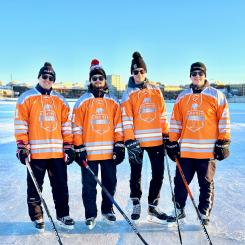 Företaget Sexton21 står bakom evenemanget Arctic Pond Hockey Games, som går av stapeln den 4 mars. Dana Lim har gått in som en av huvudsponsorerna och ser fram emot några heta matcher på Dana Lim-planen. (På bild: fyra av evenemangets sex arrangörer).