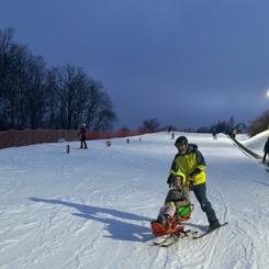 I bi-ski kan den som till exempel är rullstolsburen åka skidor sittande. Foto: Skistar
