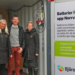 I bild fr vänster: Camilla Berthilsson VD Norrvikens trädgårdar Alexander Jansson VD Bjäre Kraft och Ingrid Lövkrona evenemangsansvarig Norrvikens trädgårdar. Foto: Norrviken