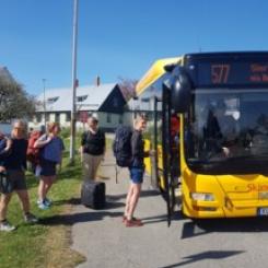 Gäster kliver på bussen utanför STF Brantevik Råkulle vandrarhem, Foto: Sussi Hoffmann