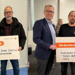 Projektledarna Anders Emilsson och Cecilia Wahlskog på den Östra läktaren av Rimnersvallen, i bakgrunden syns det första belysningstornet komma på plats. Foto: Uddevalla kommun