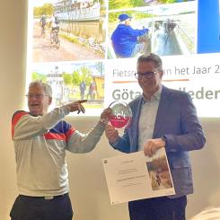 Göta kanals vd, Roger Altsäter tar emot utmärkelsen för Europas bästa cykelled. Foto: Göta kanal