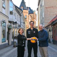 Boel Starbrant, ansvarig för värvning av evenemang och möten på Visit Lund, här tillsammans med Stefan Sjöström, klubbchef i Lunds VK, och Simon Dahl, internationell förbundschef på Svensk Volleyboll. Foto: Hanna Darejati, Visit Lund
