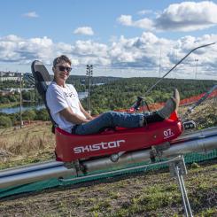 Mountain Coaster är variant av spårrodel eller ”coaster” 800 meter som går nedför berget på räls i 40 km/h. Foto: SkiStar