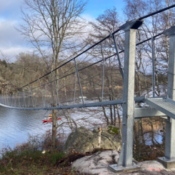 Uppförare av den ca 100 meter långa och tekniskt avancerade hängbron över Boksundet har varit Högt & Lågt som är experter på klätterparker och vajerkonstruktioner. Foto: Ark56