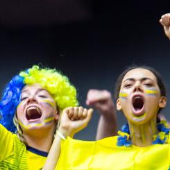 Taggad publik som hejar fram sina svenska mästare.