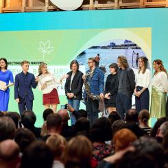 På plats i Bryssel för att ta emot priset under festivalen New European Bauhaus var bland annat Göteborgs stadsträdgårdsmästare Johan Rehngren och Göteborgs universitets projektkoordinator Malin Rosengren. Bild: Europeiska unionen 2024