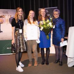 Vinnare Årets friluftslyft i kategorin Sänkta trösklar. Medverkar på bilden: Josefine Åhrman, generalsekreterare Svenskt Friluftsliv, Malin Widell, Svensk orientering, Susanne Maarup, Svensk orientering och Cecilia Magnusson, ordförande Svenskt Friluftsliv. Foto: Svenskt Friluftsliv