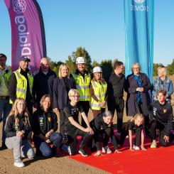 Projektmedlemmar och representanter från Skövde kommun samlades för att se friidrottare från IF Hagen ta den första sprinten på friidrottsanläggningen. Foto: Byggdialog