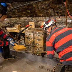 Ett av Vasas kölstöd tas bort med slägga. Foto: Anneli Karlsson, Vasamuseet/SMTM