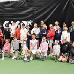 Magnus Gustafsson tillsammans med spelare från sina träningsgrupper "Små Lirare" och "Klein Players". Foto: Gothenburg Tennis Center