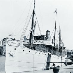 Passagerarfartyget S/S Hansa vid kaj i Visby. Foto: Okänd fotograf. Sjöhistoriska museets arkiv.