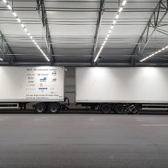 HCT-fordon bör byta körfält helt och på smalare vägar sänka hastigheten något för att göra omkörningar så betryggande som möjligt. Foto: VTI