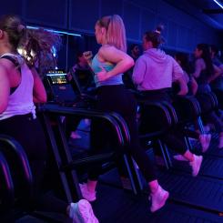 Zonen är utrustad med de senaste Technogym Skillrun löpbanden, Aquabags och annan uppdaterad utrustning såsom kettlebells, plyoboxar, hantlar, slam balls, etc. Zonen är mörk, musiken är hög och ljuset pulserar! Foto: SATS