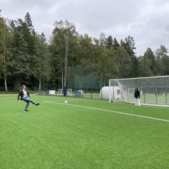 Istället för band fick ett skott på mål av Frida Nilsson (C) fick förklara den nya konstgräsplanen invigd. Foto: Karlstads kommun