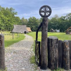 Bronsåldersgården kommer att väckas till liv av så kallade reenactors. De är historieentusiaster, klädda i periodens dräkter, som kommer att övernatta i de historiska långhusen och leva bronsåldersliv. Foto: Västra Götalandsregionen